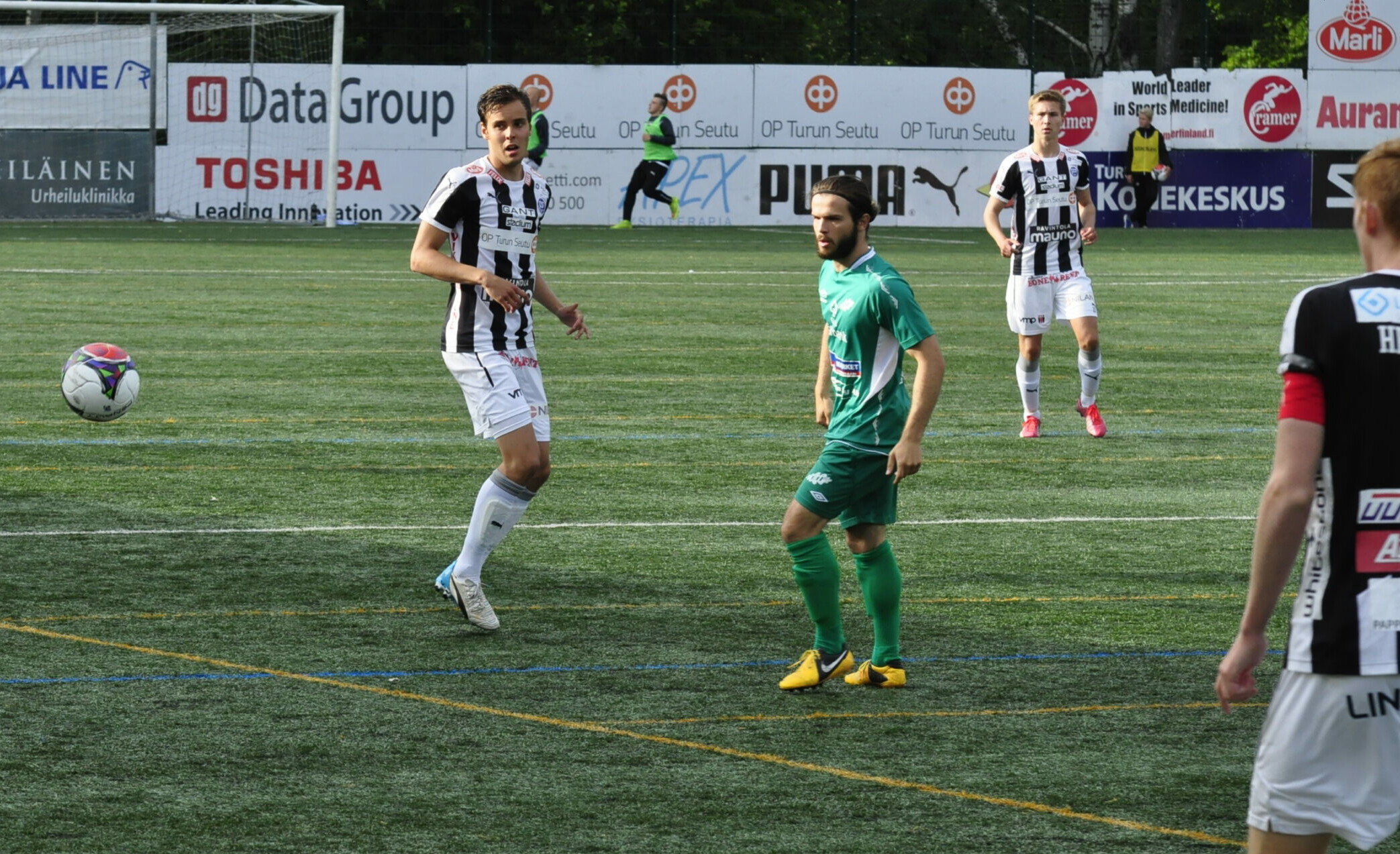 Fotbollsspelare på gräsplan