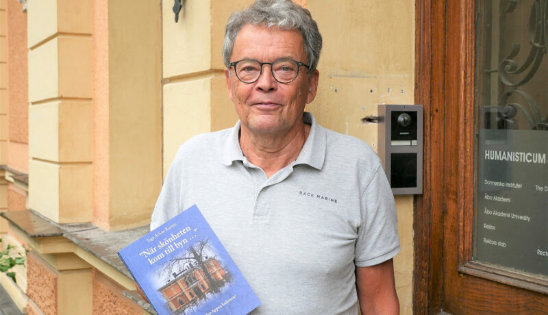 En man håller i en bok.
