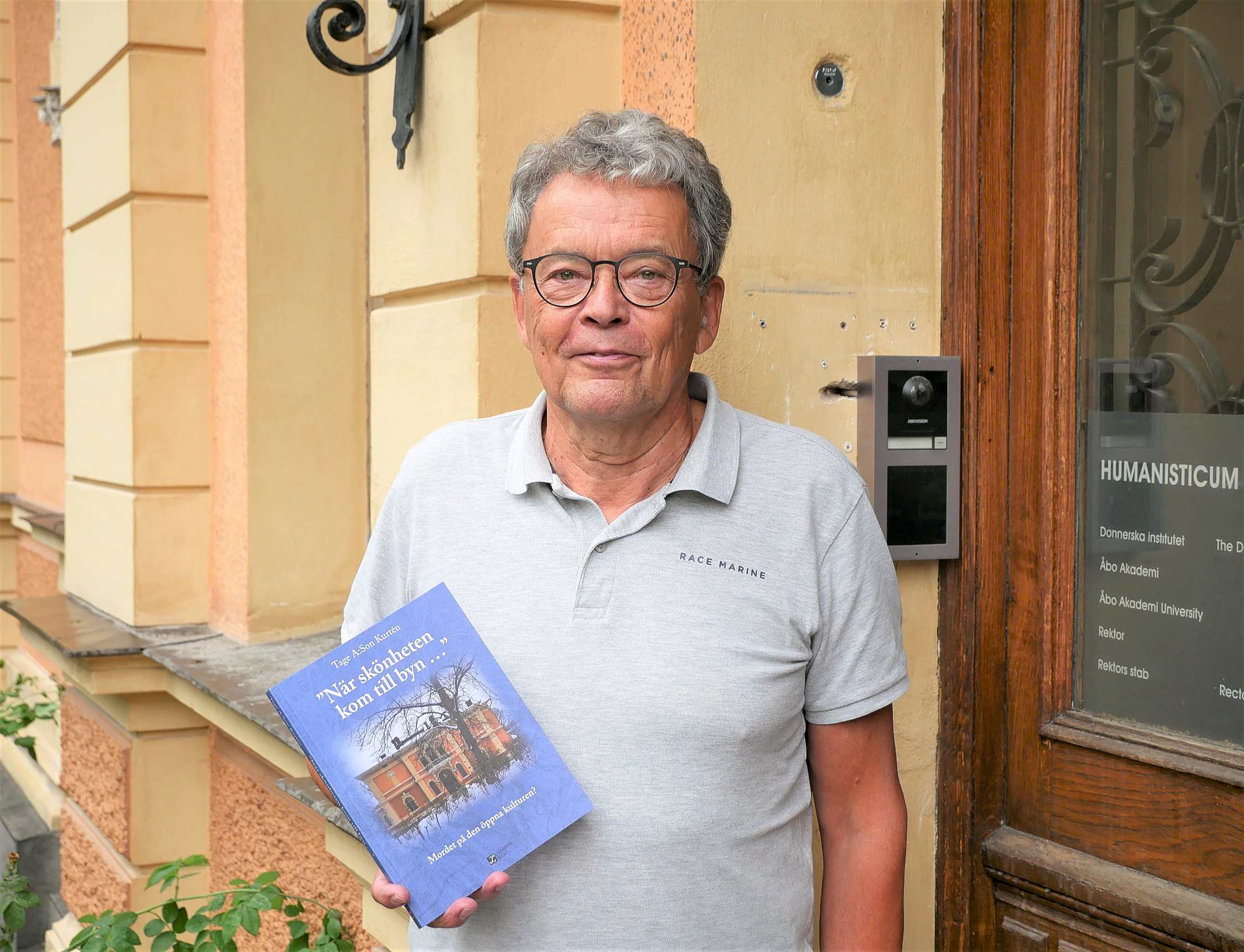 En man håller i en bok.