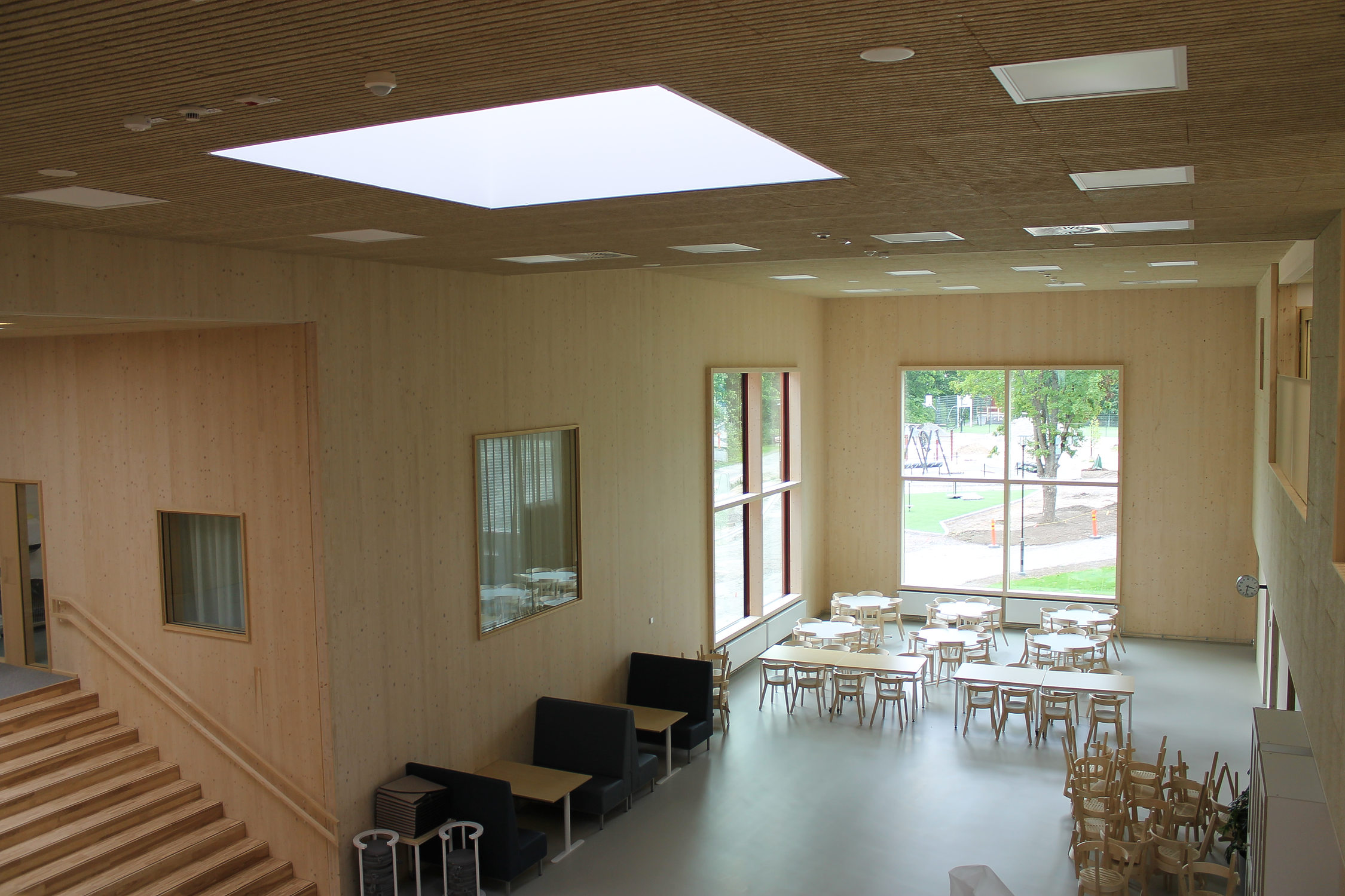 En aula med stora fönster och väggar i ljust trä. Byggnaden är Ingås nya skola Kyrkfjärdens skola.