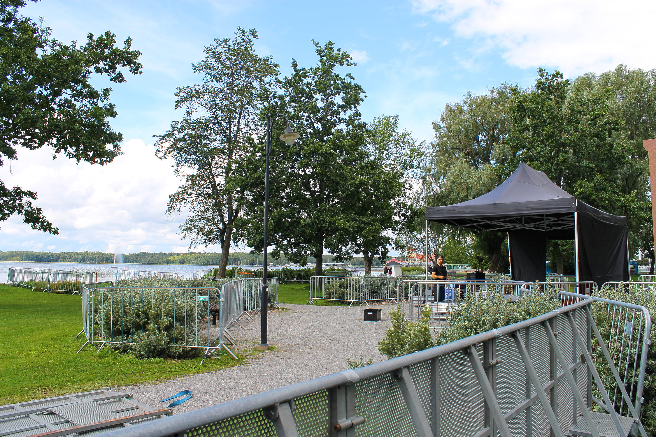 Stängsel är uppsatta i en park i Ekenäs. Parken förbereds inför Augustinatten, ett musikevenemang.