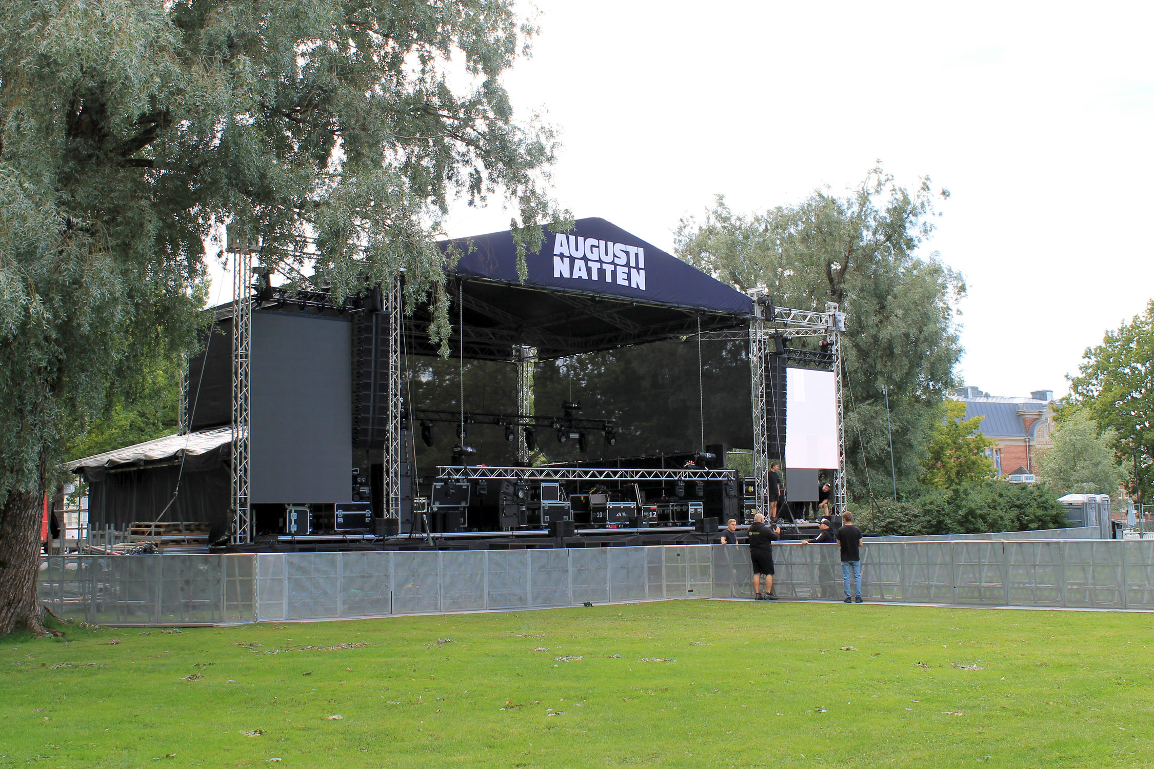 En stor scen är på plats utomhus i en park i Ekenäs. Musikevenemanget Augustinatten ska äga rum här.
