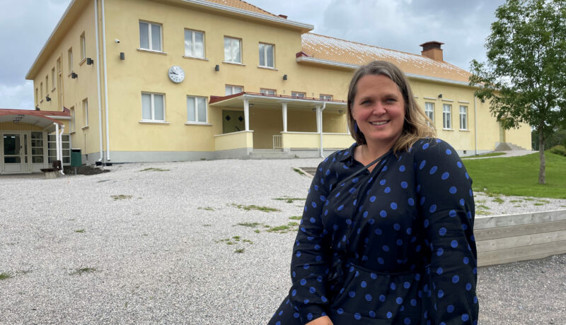 dam på en tom skolgård.