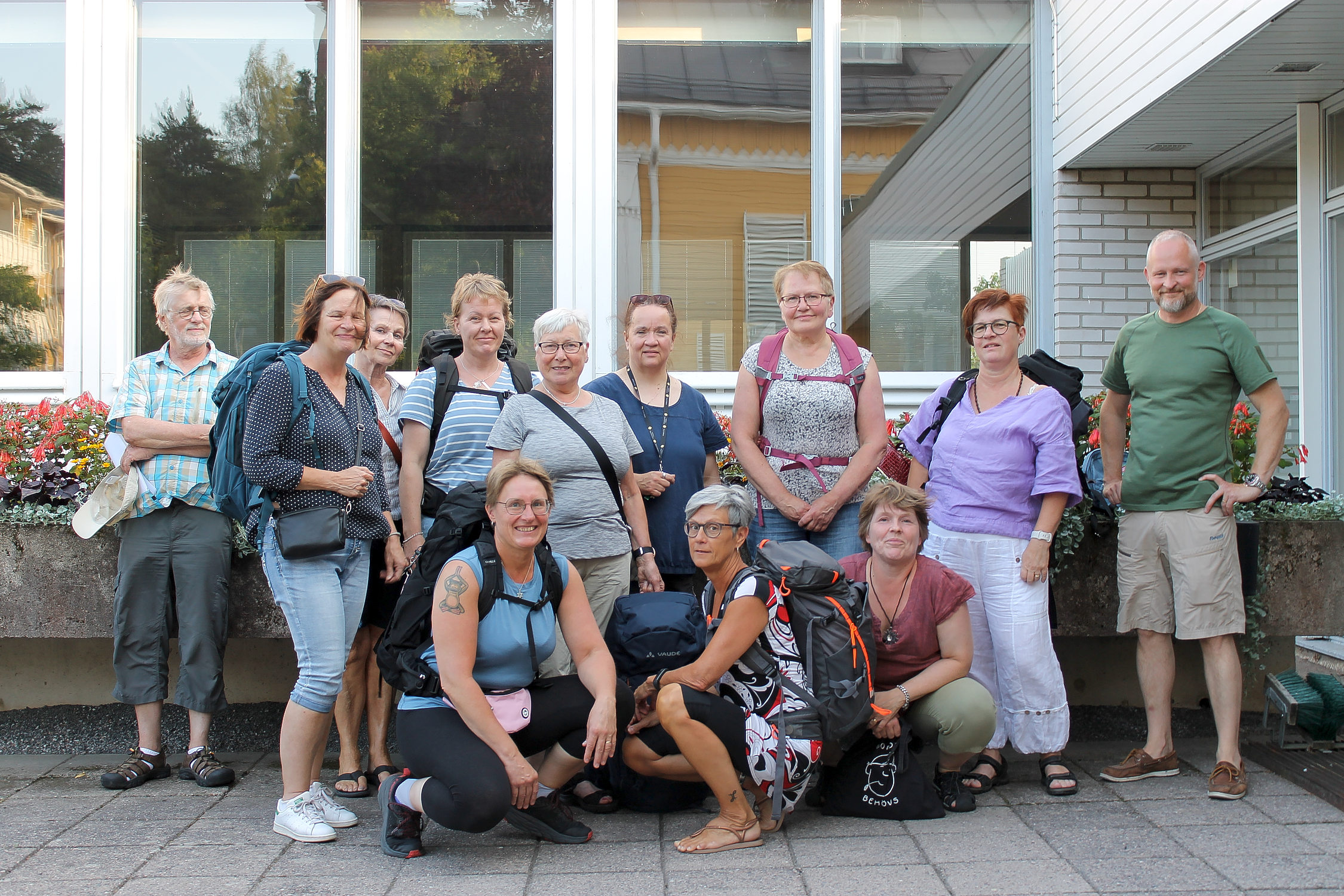 Grupp människor med ryggsäckar, gruppen ska på en pilgrimsvandring i Spanien.