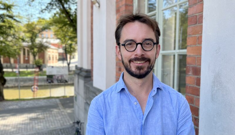 man utanför biblioteket i åbo