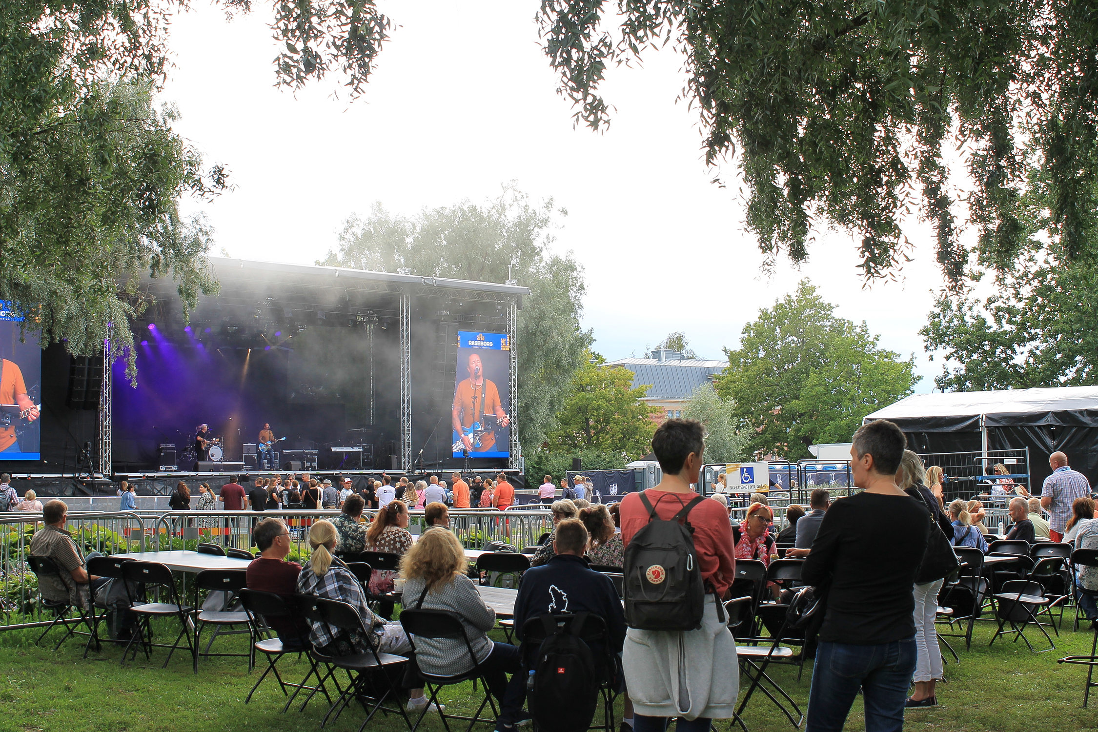 Alan Parry och Mikko Sipola på scenen i Stallörs parken i Ekenäs.