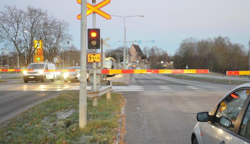 Plankorsning där bommarna framför järnvägsspåret är nere