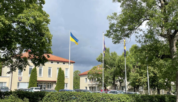 kommunkansli med ukrainsk flagga hissad.