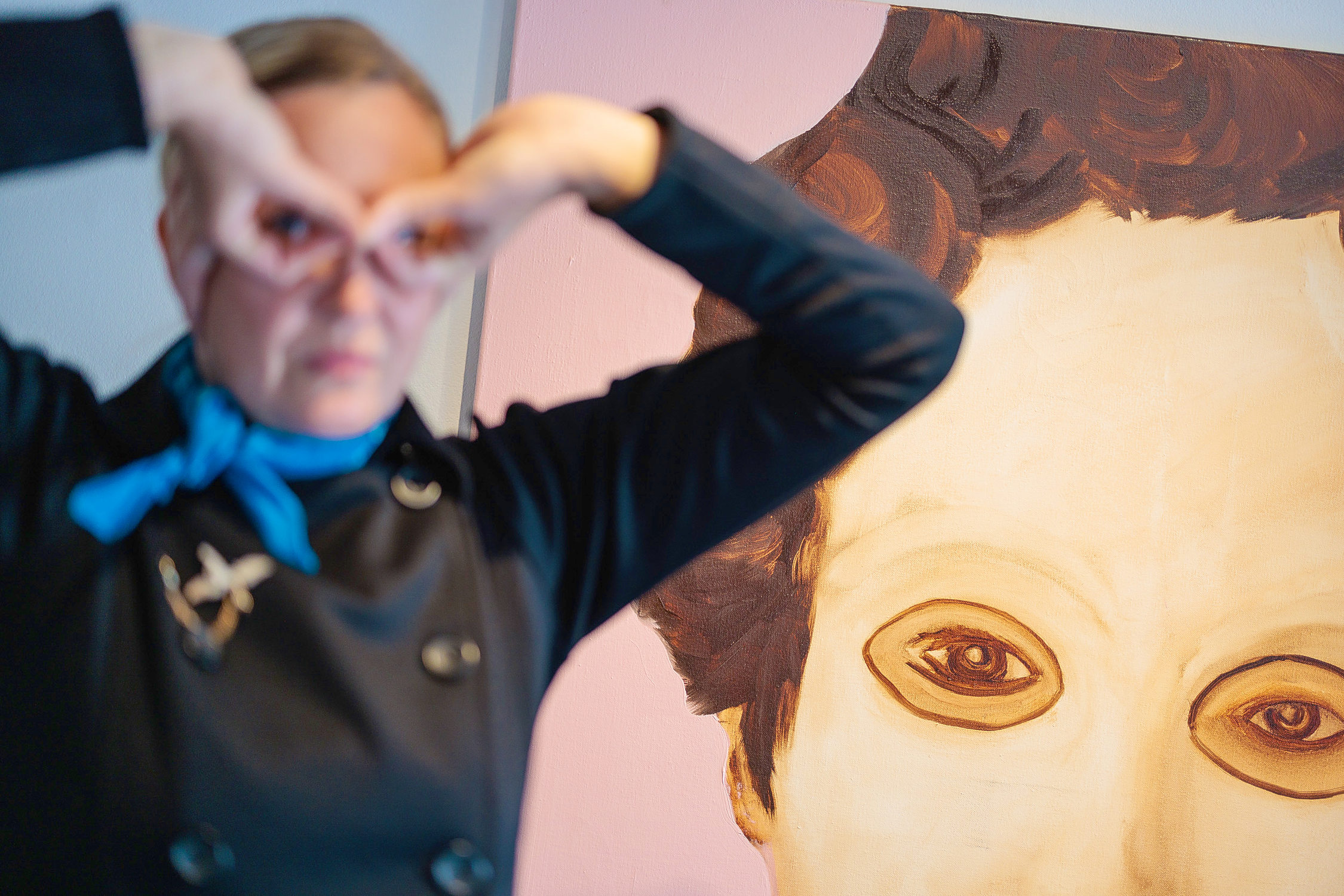 En person som formar ett par glasögon med sina händer
