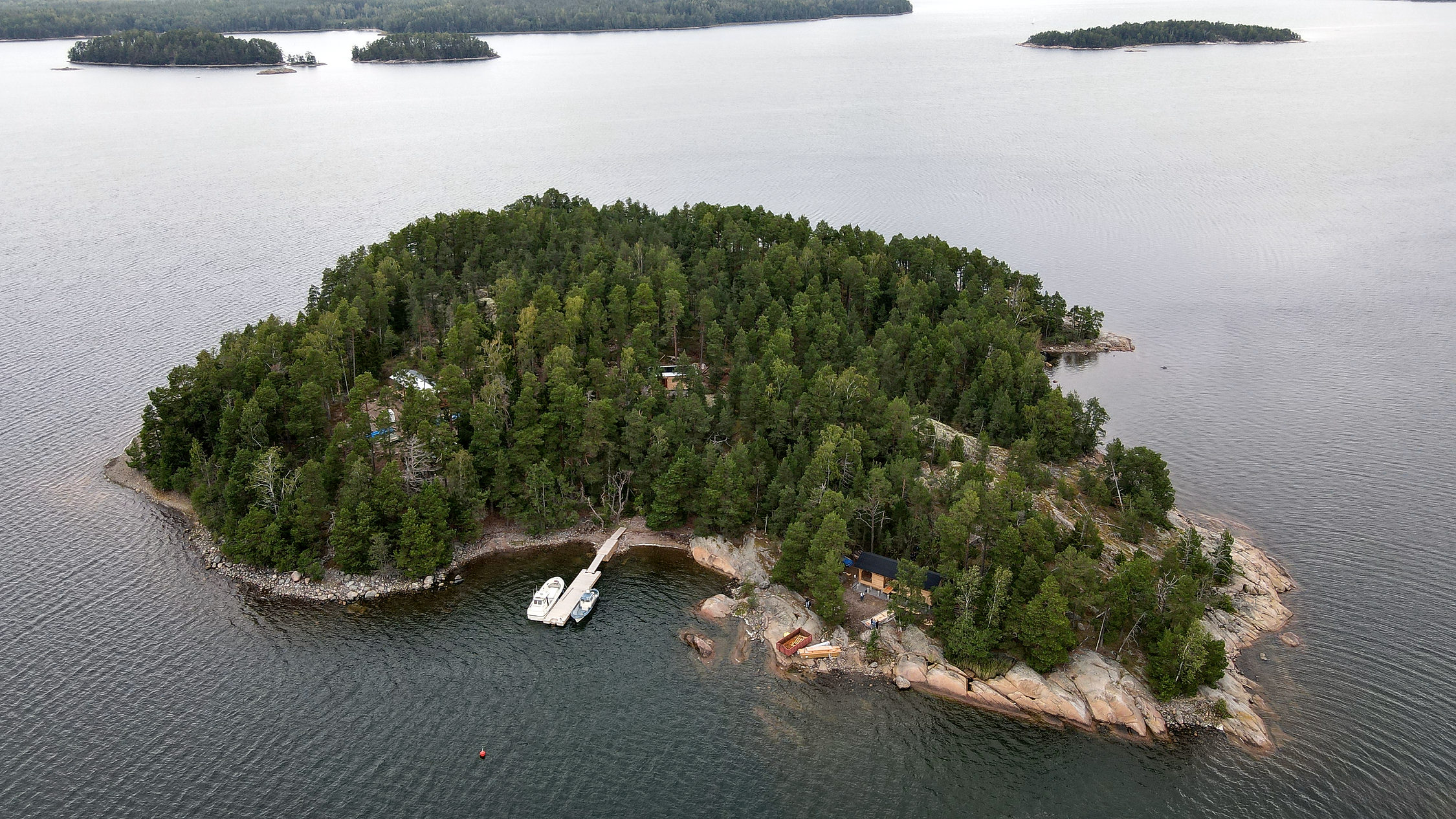 En ö i Bromarv skärgård fotad ovanifrån med drönare.