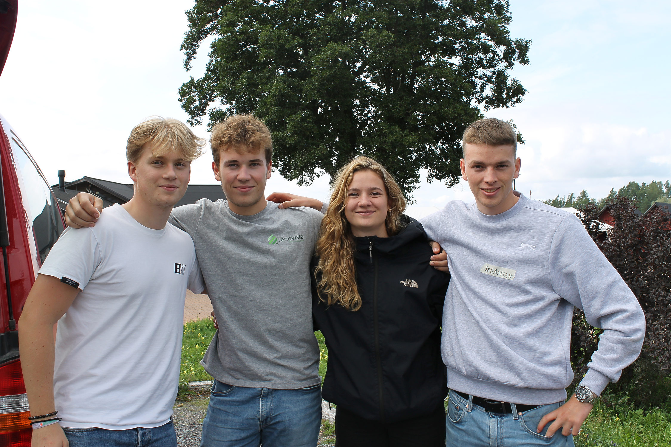 Fyra stycken utbytesstudenter från Belgien strå bredvid varandra och ler. Gruppen är på utbyte till Novia i Ekenäs och har deltagit i årets intensivkurs i hållbart byggnadsarv.