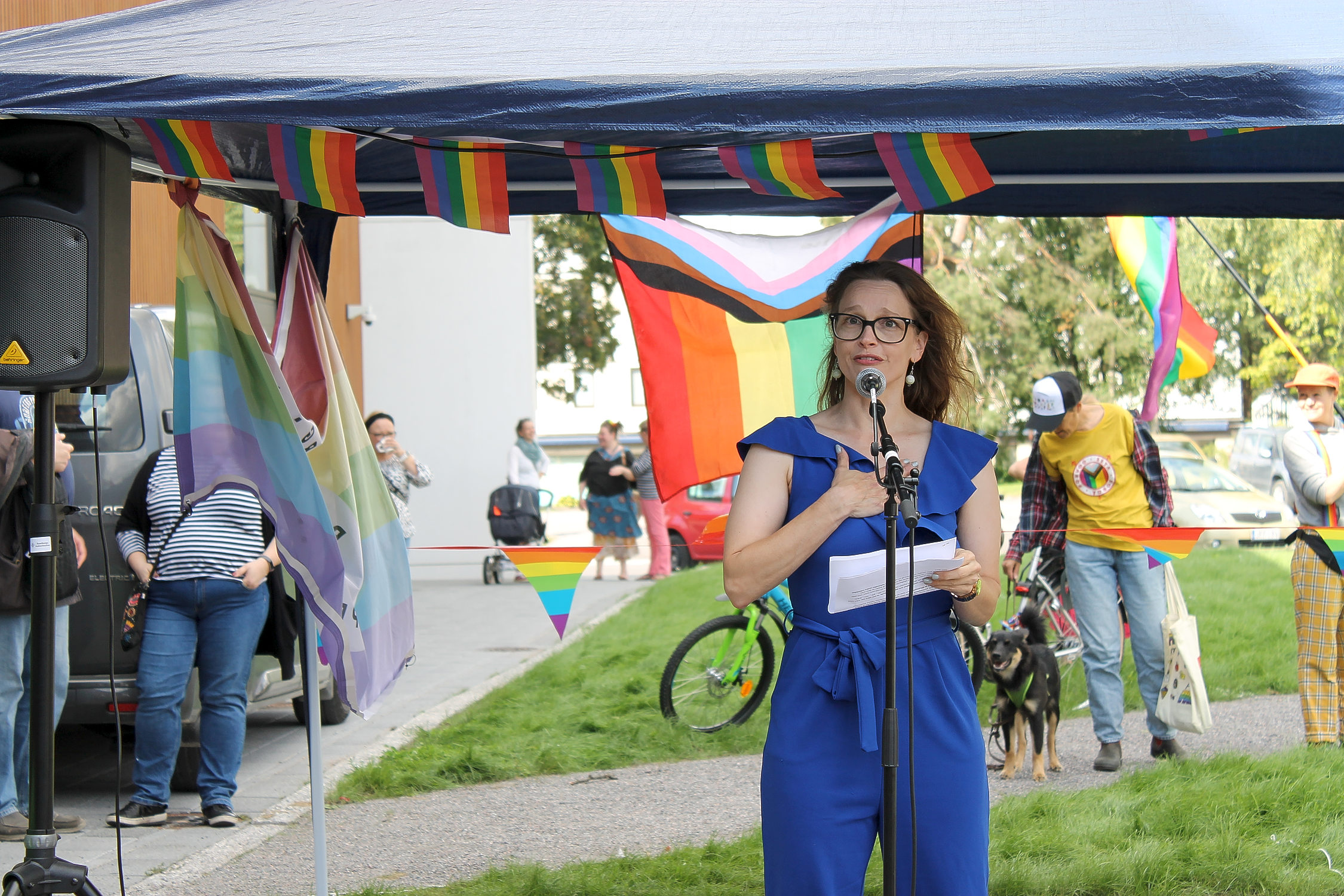 Stadsdirektör Petra Theman höll tal på Raseborg Pride i Karis.