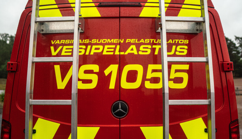 Bild av baksidan på en större skåpbil.