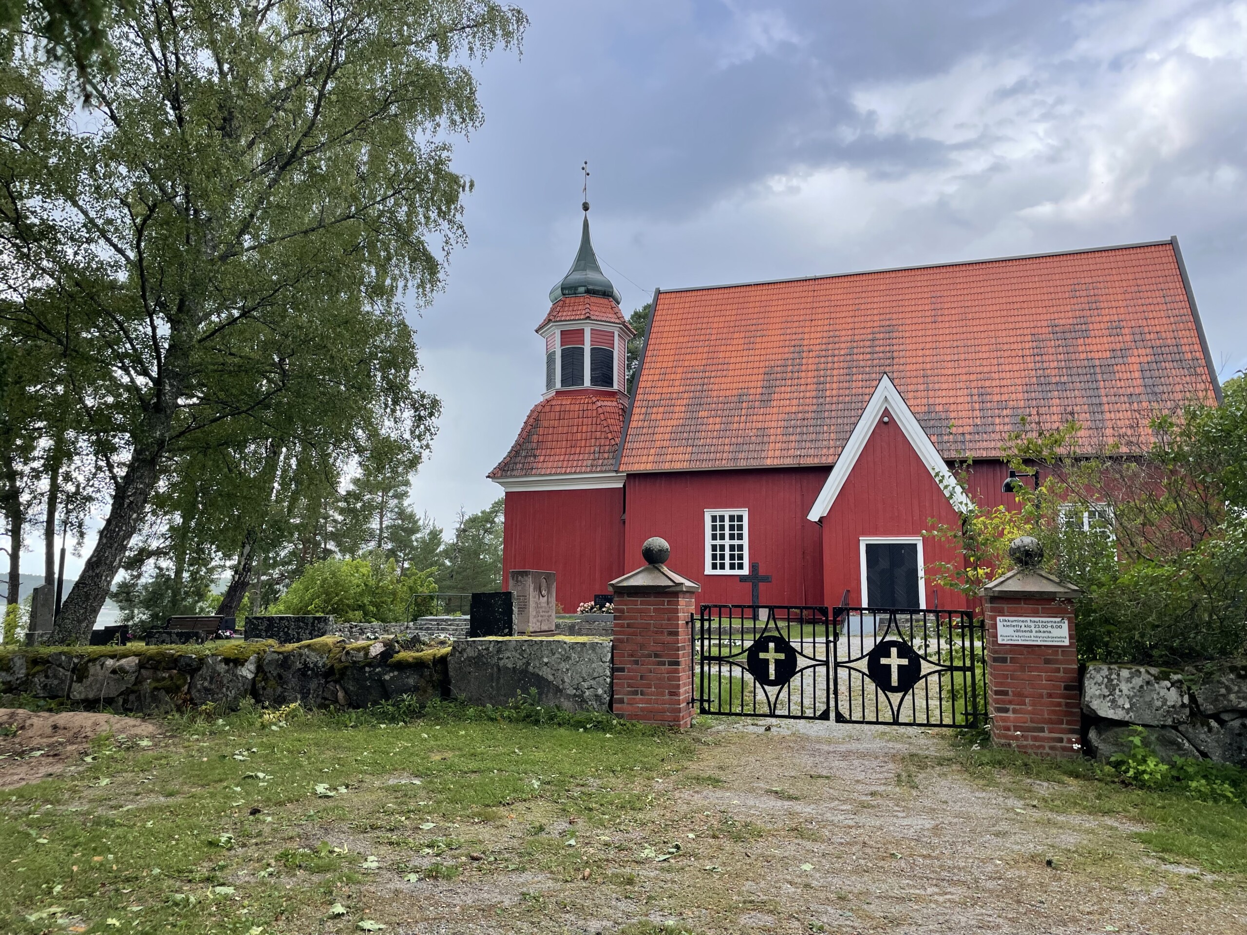 Röd träkyrka vid havet