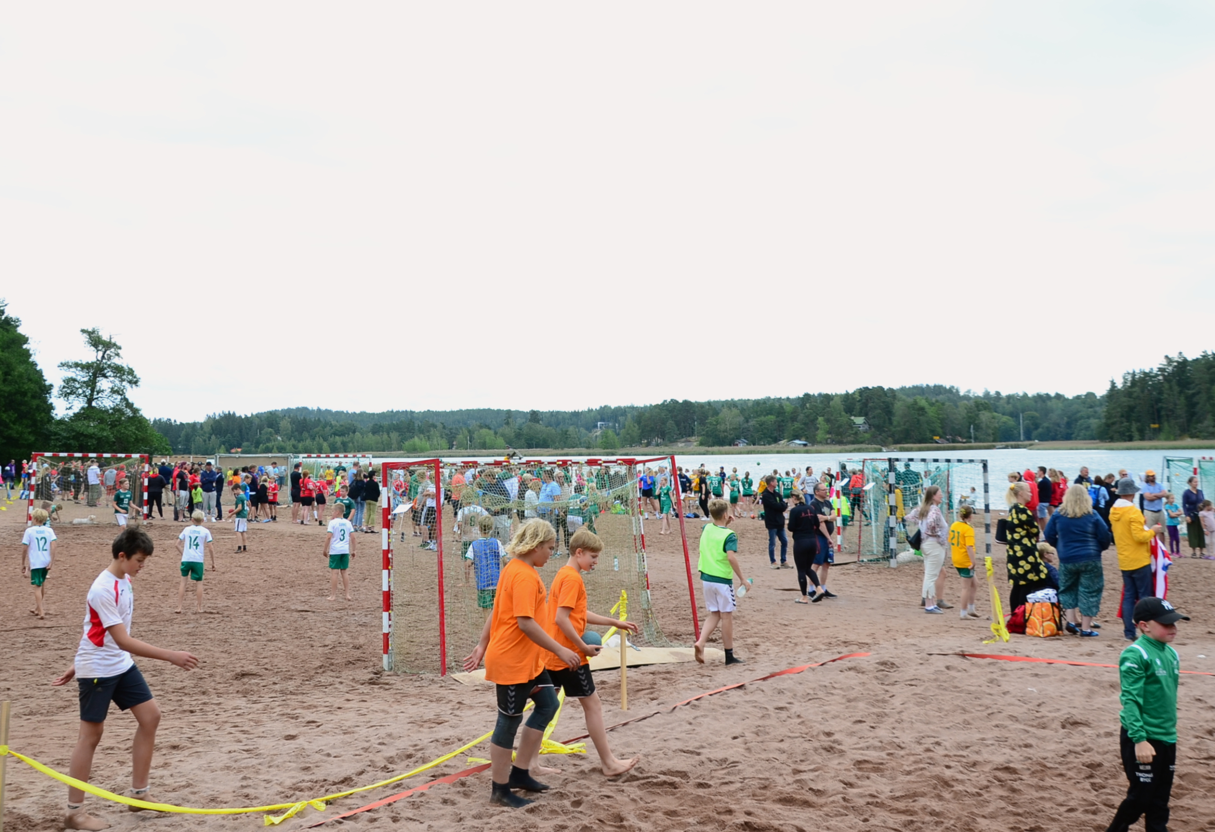 en strand med handbolsspelare