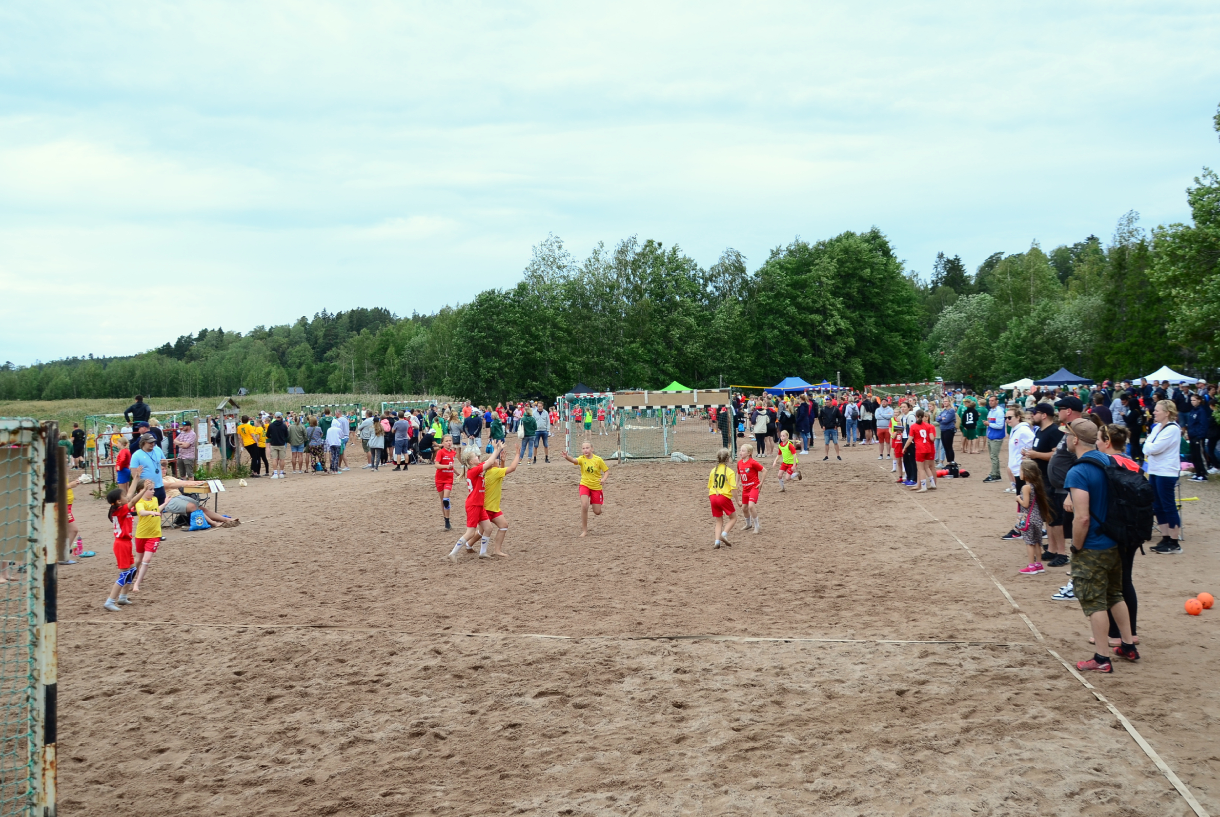 juniorer spelar handboll på en strand