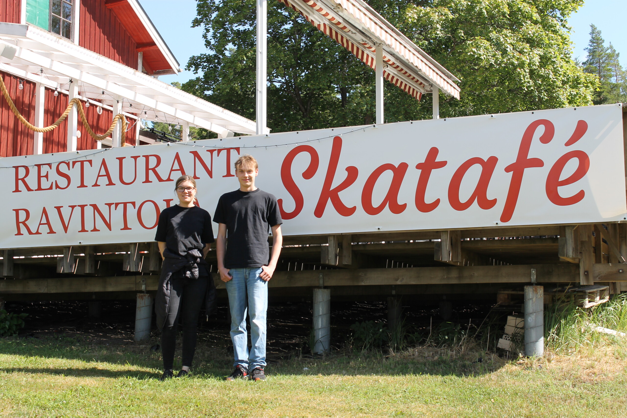 En kvinna och en ung man står framför restaurangen Skatafé i Bromarv.