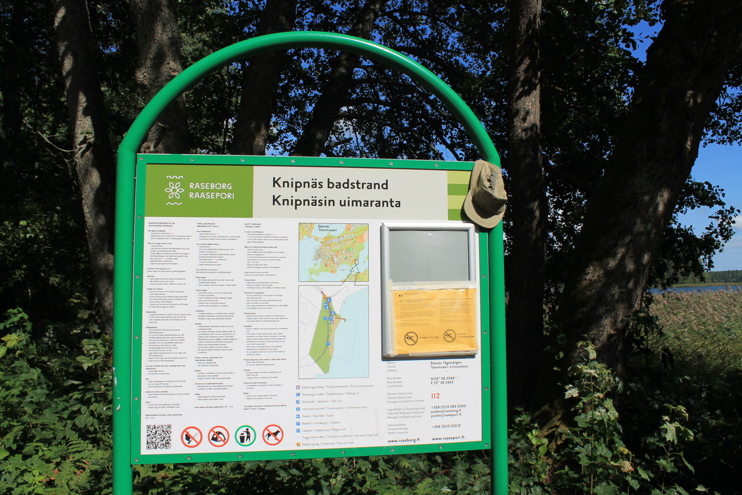 Anslagstavlan på Knipnäs strand i Eknäs.