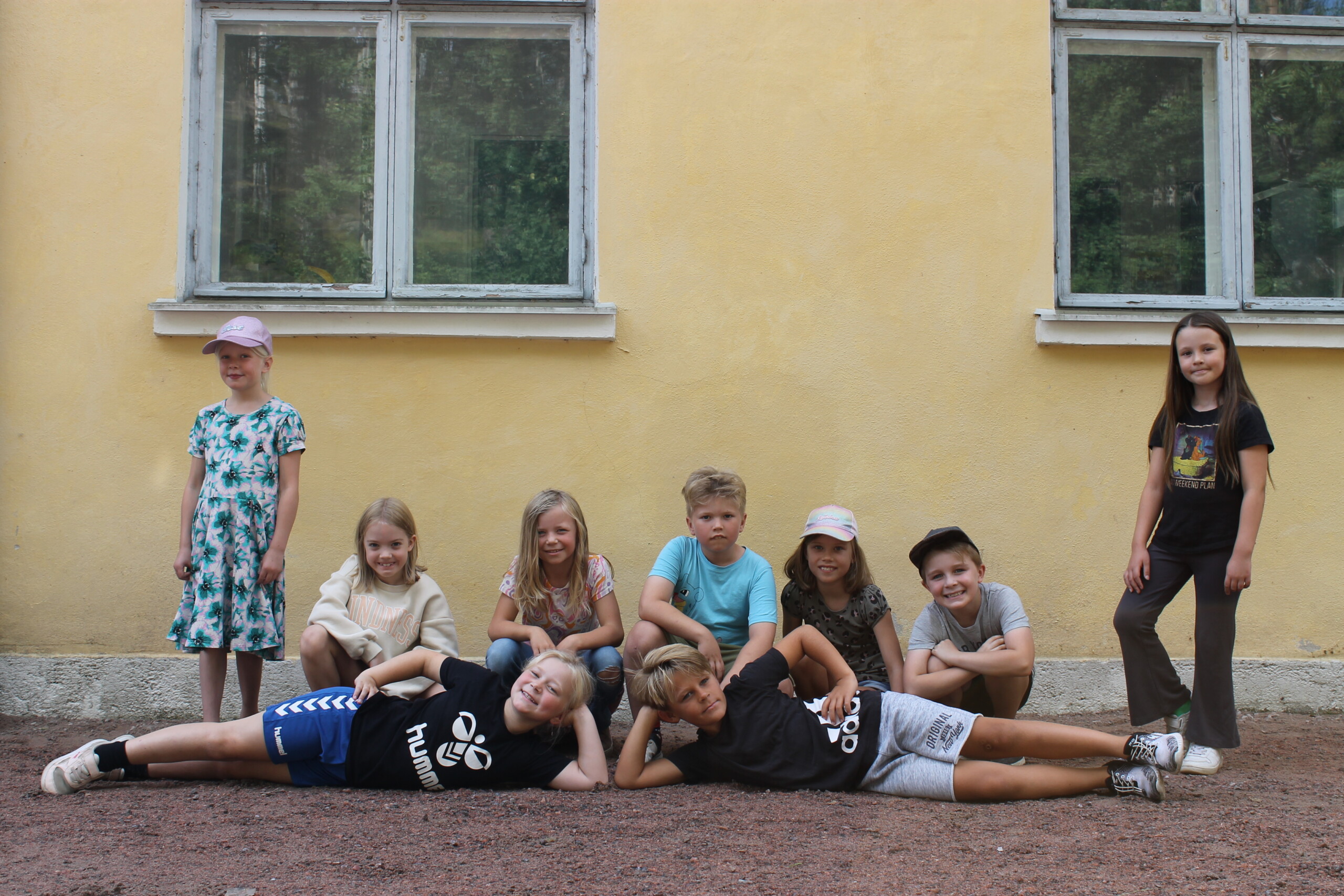 Katarinaskolan i Karis elever från årskurs 2, de står på gården till Klinkbacka skola där eleverna håller till medan Katarinaskolan renoveras.