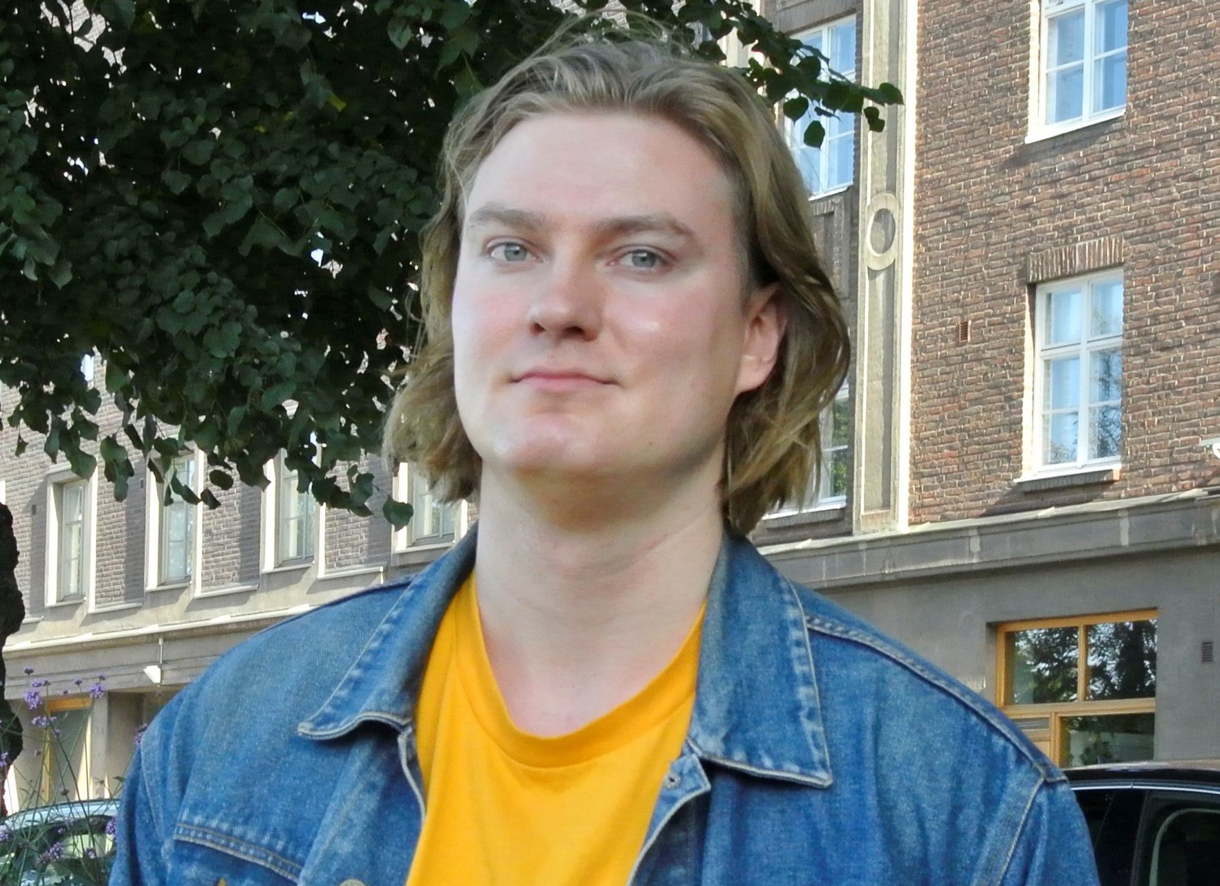 En ung man i jeansjacka.