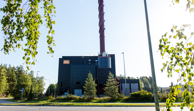 En stor industribyggnad med en skorsten,
