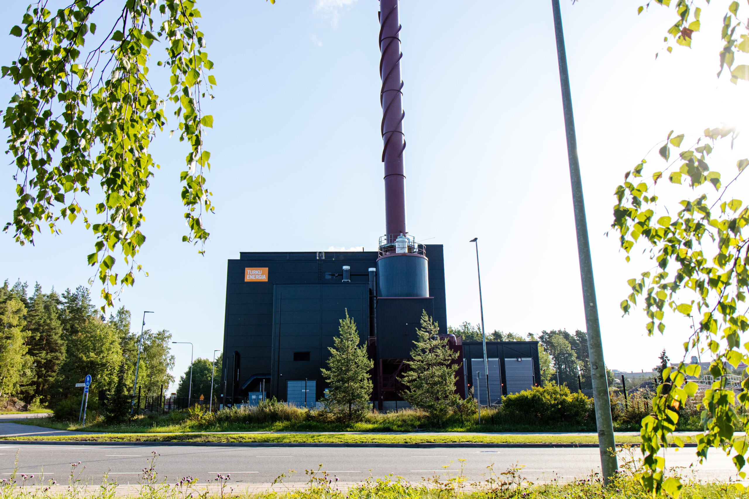 En stor industribyggnad med en skorsten,