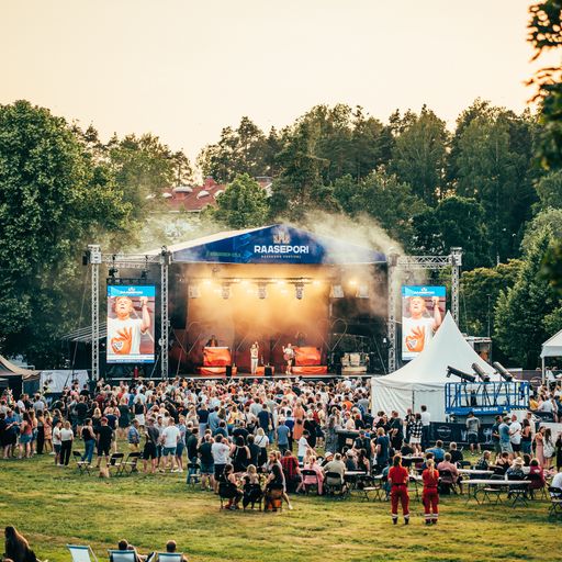 folk och scen och gräs
