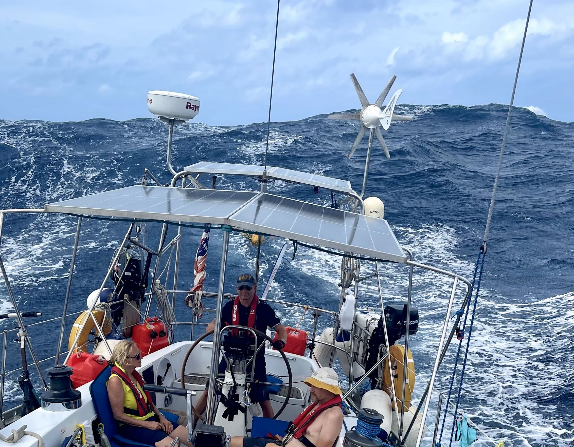 ett stort segelbåtsdäck och stora vågor