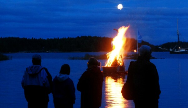 eld och folk på strand i mörker