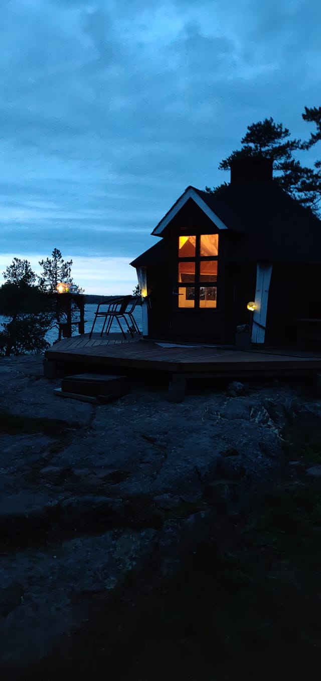 Hus och mörk himmel