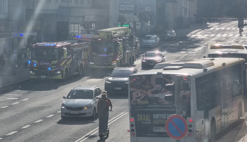 Räddningsfordon på livligt trafikerad gata i centrum av Åbo.