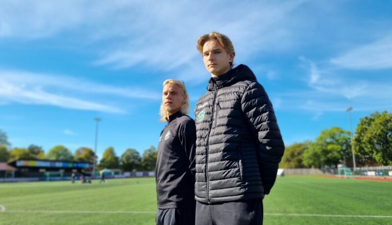 Fotbollsspelare på fotbollssplan.