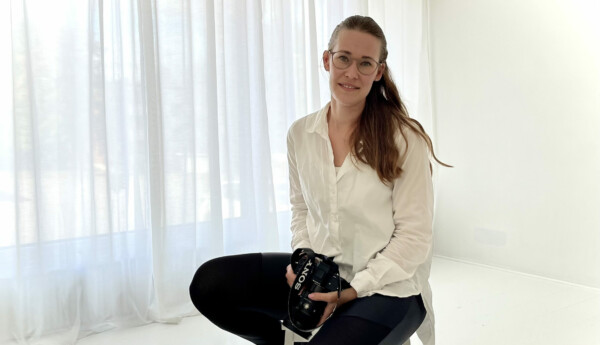 fotograf sitter på en pall i sin studio