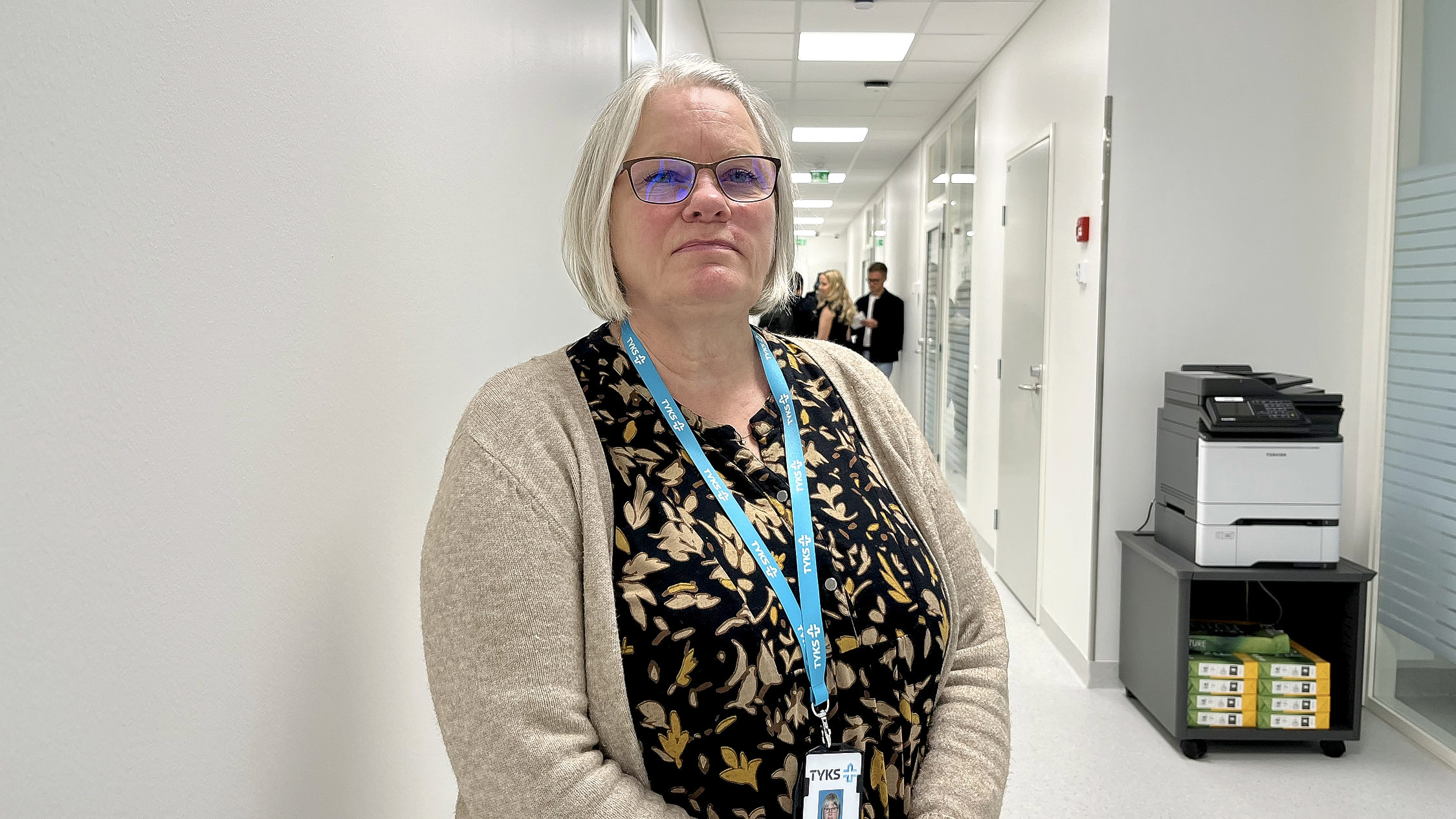 Kvinna i en korridor i ett laboratorium