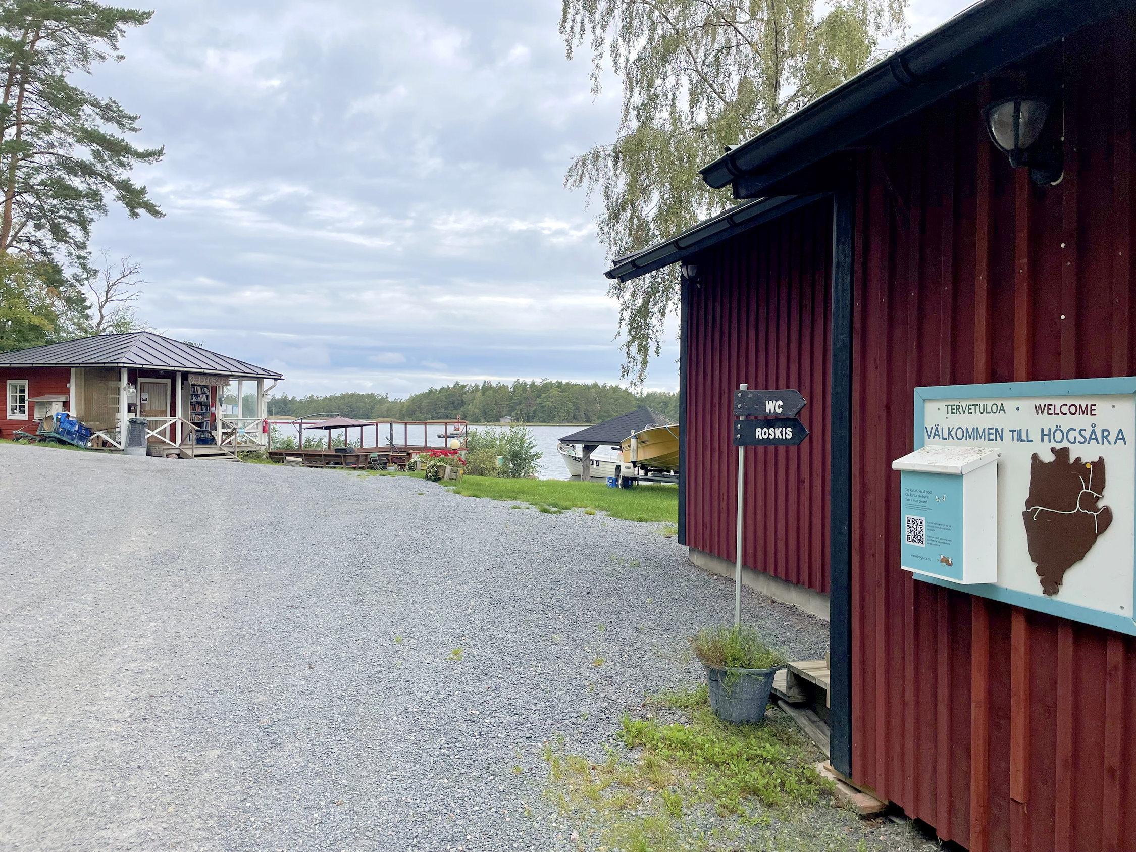 röd bastu och längre fram ett hamnkontor och hamnen