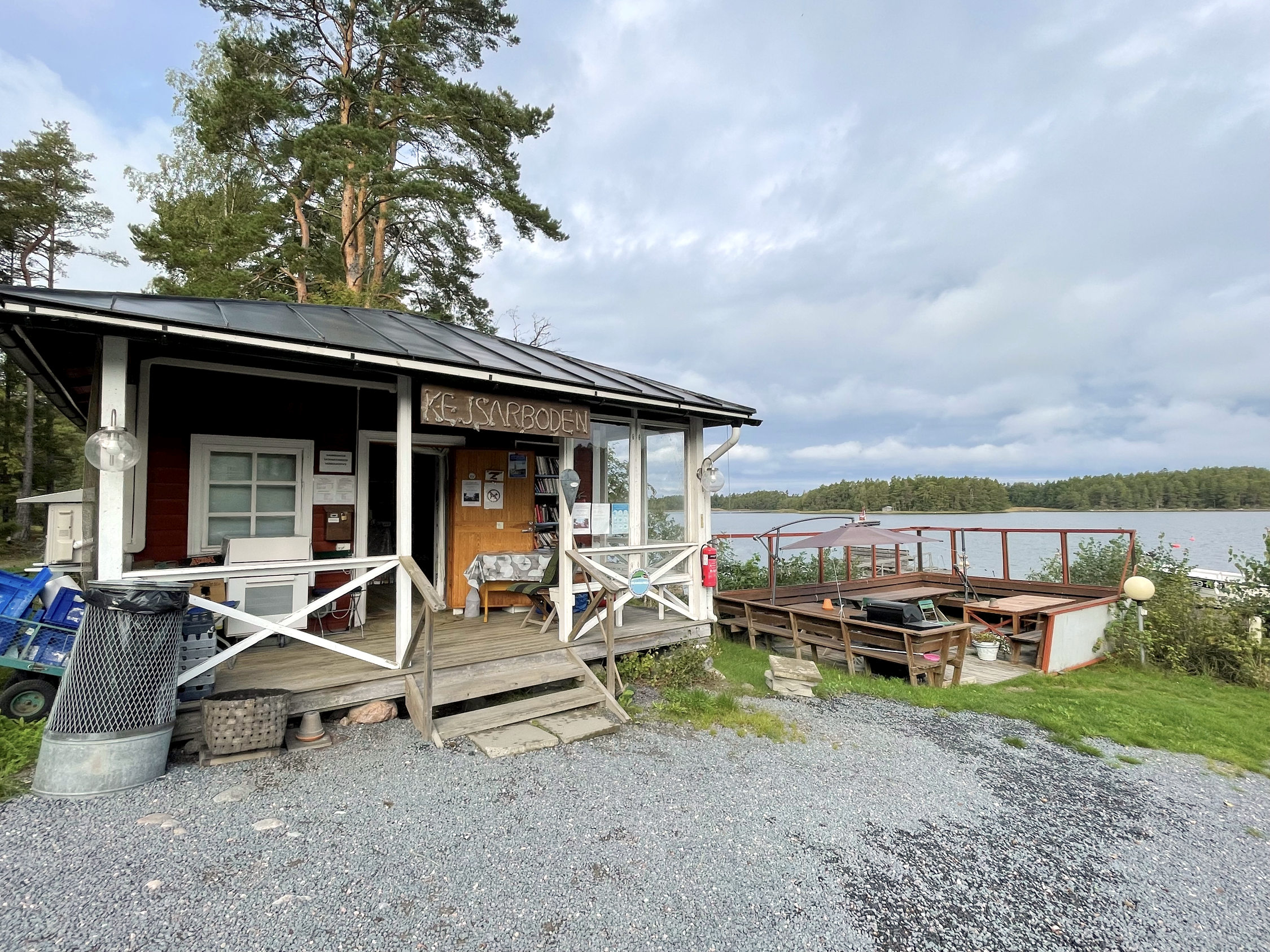 en liten stuga som fungerar som kiosk vid en hamn.