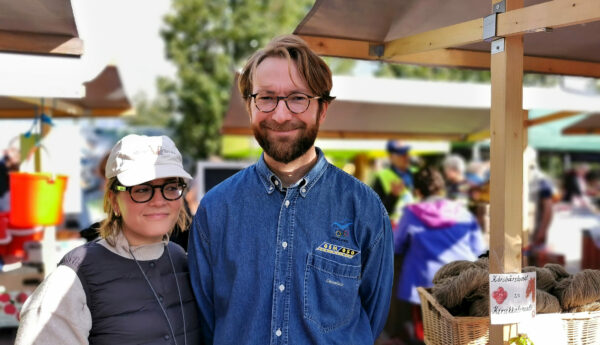 Man och kvinna på marknad.