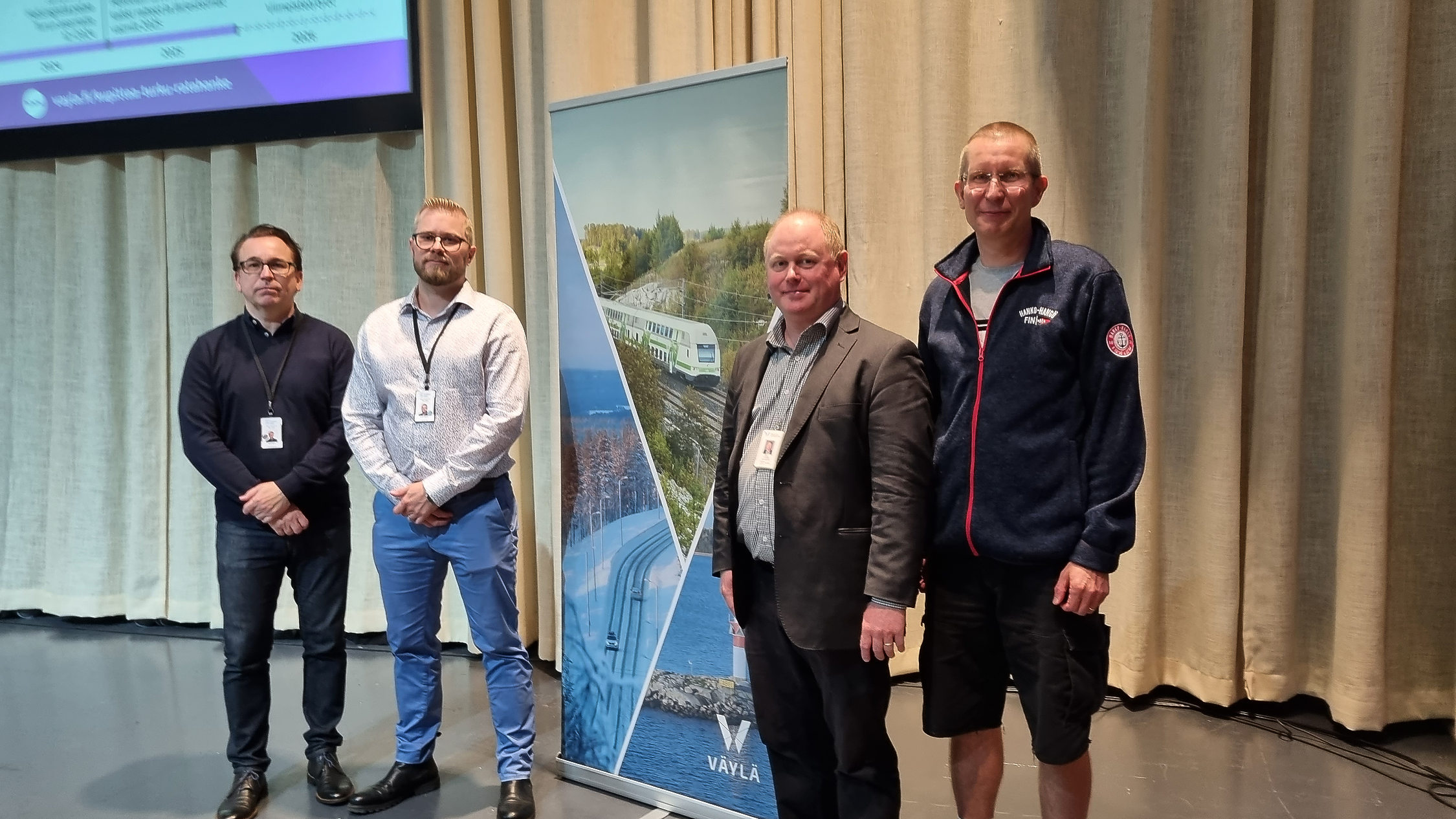 fyra män på rad berättar om ett stort projekt