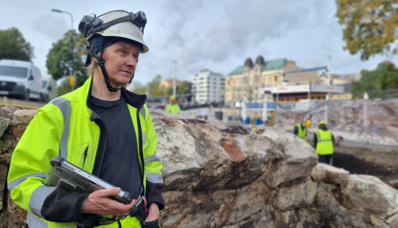 man i gul väst och hjälm