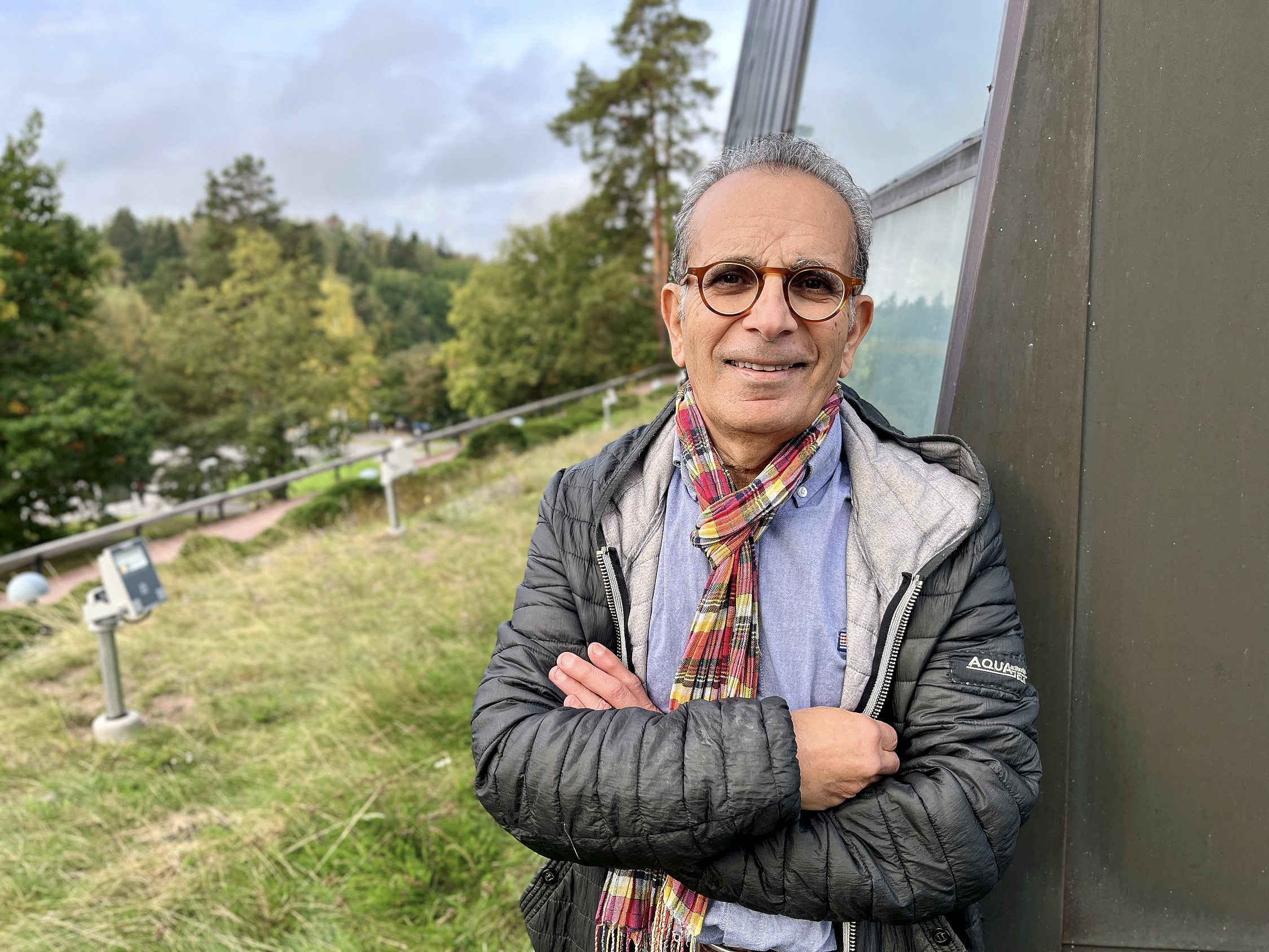 man står framför konstkapellet i åbo