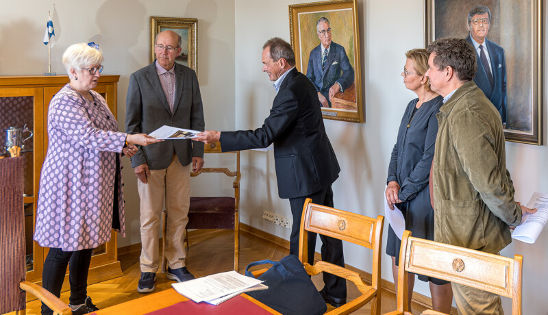 Personer i mötesrums. Adress överlämnas.