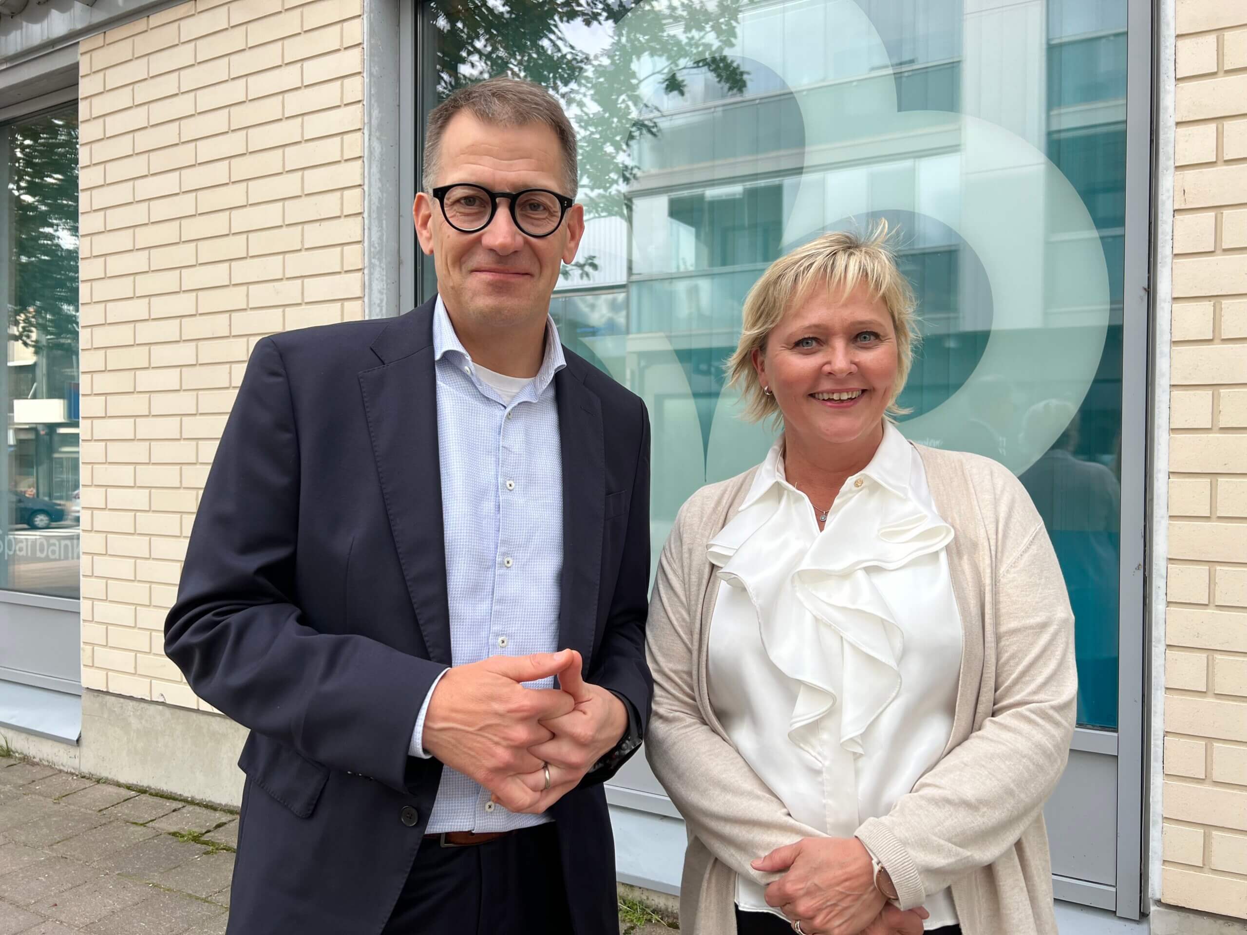 Man och kvinna framför banklokal.