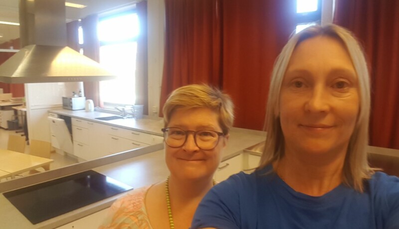 två kvinnor i ett undervisningskök