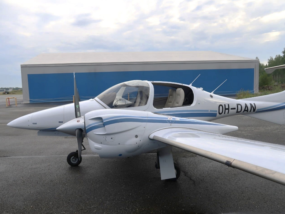 Ett litet flygplan son saknar en dörr