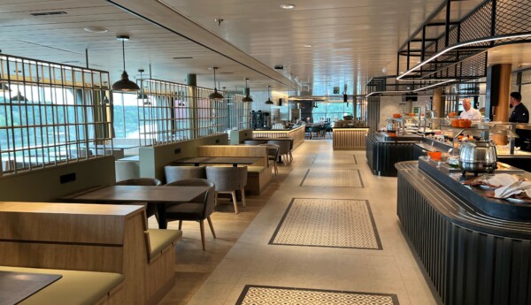 Restauranginteriör på ett kryssningsfartyg