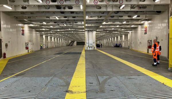 Bildäck på ett stort fartyg