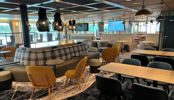 Restauranginteriör på ett fartyg