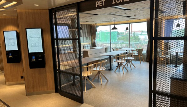 Restauranginteriör på ett fartyg