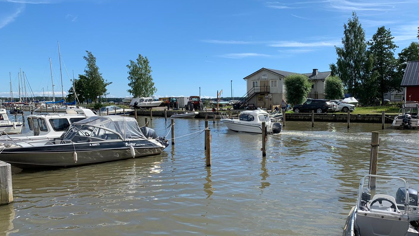 Tåg kör i ån vid Ingå småbåtshamn.