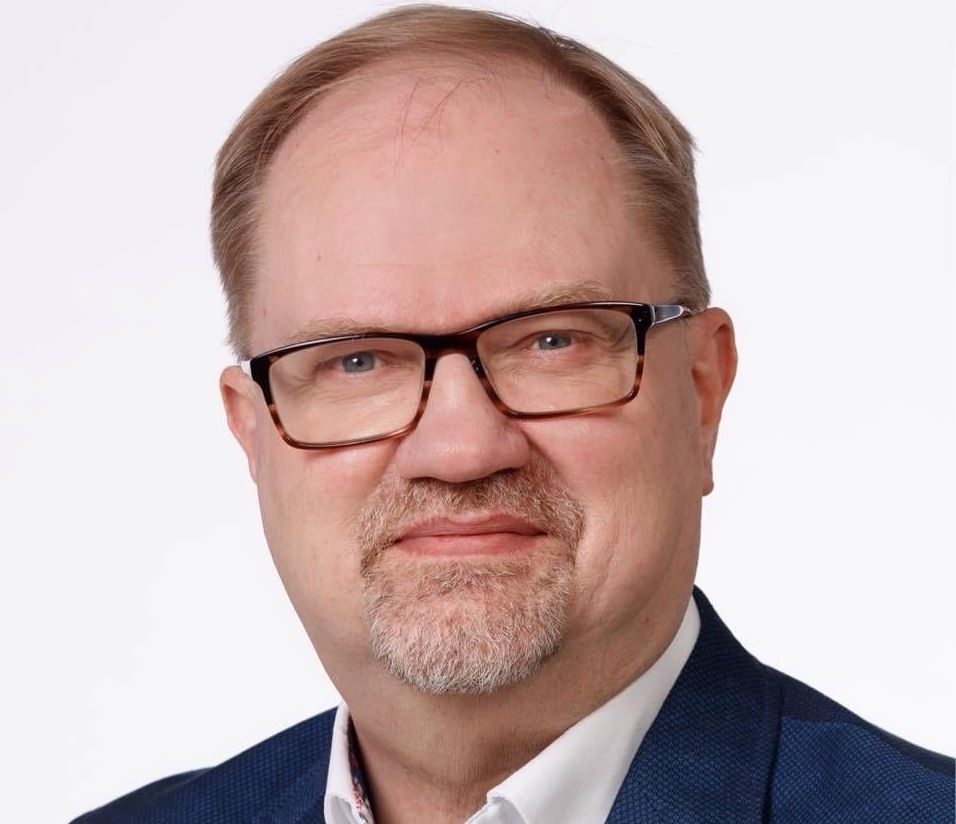 man med glasögon och litet skägg